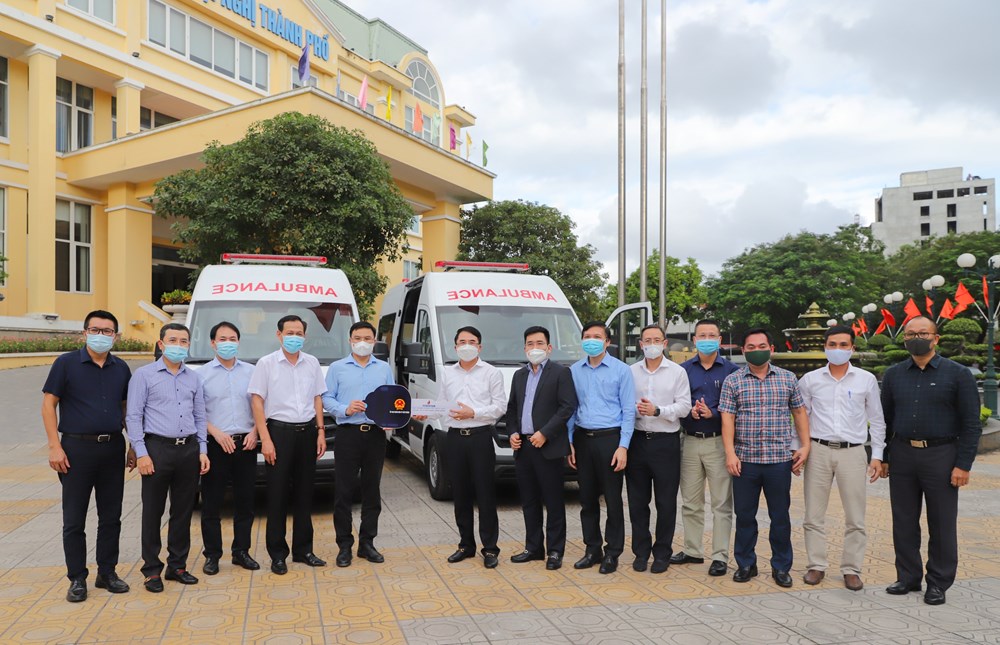 TP. Hải Phòng tiếp nhận 2 xe cứu thương từ Tập đoàn Dầu khí Việt Nam.