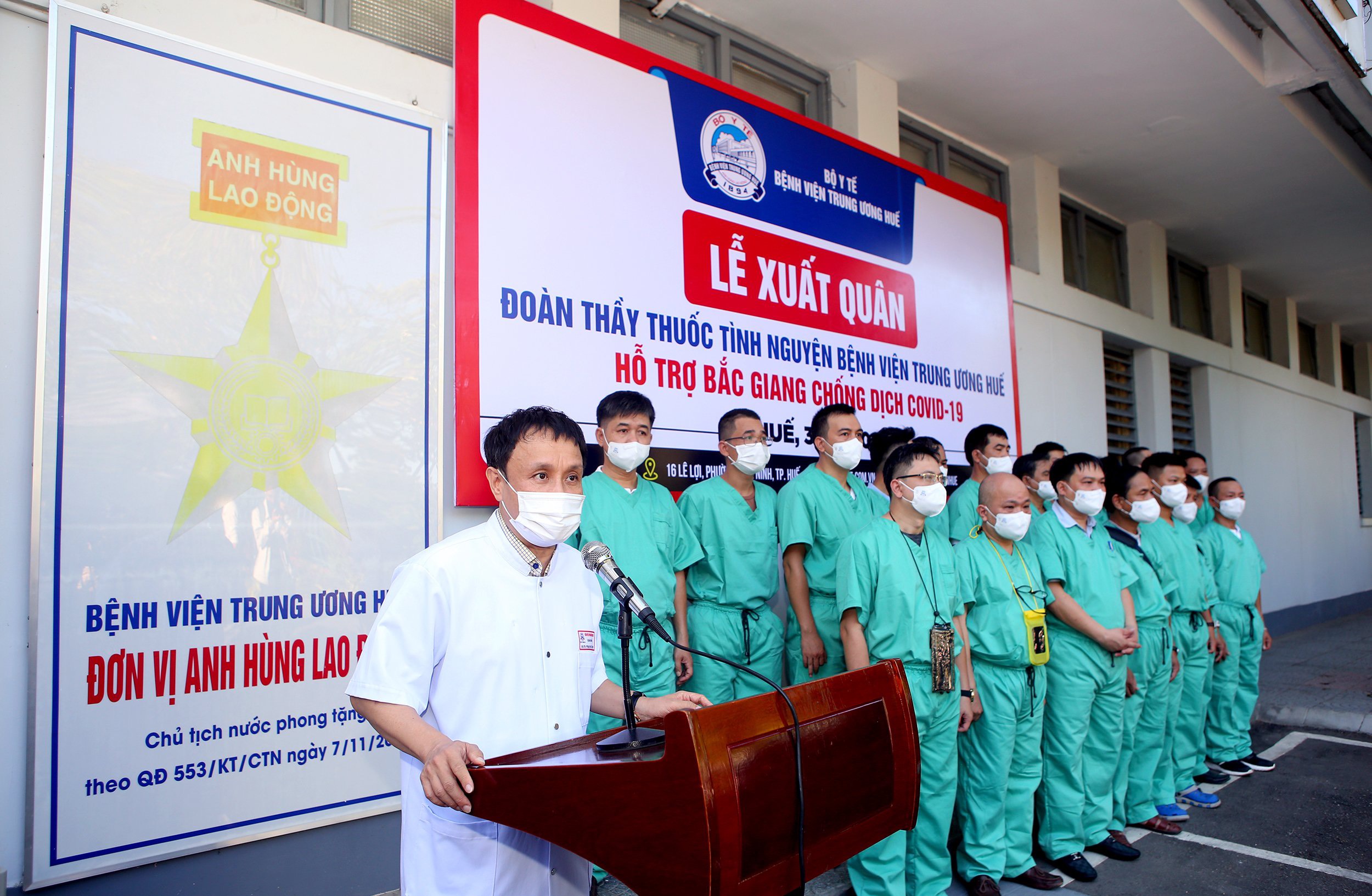 Đoàn thầy thuốc tình nguyện của Bệnh viện Trung ương Huế lên đường đến hỗ trợ tỉnh Bắc Giang chống dịch COVID-19.
