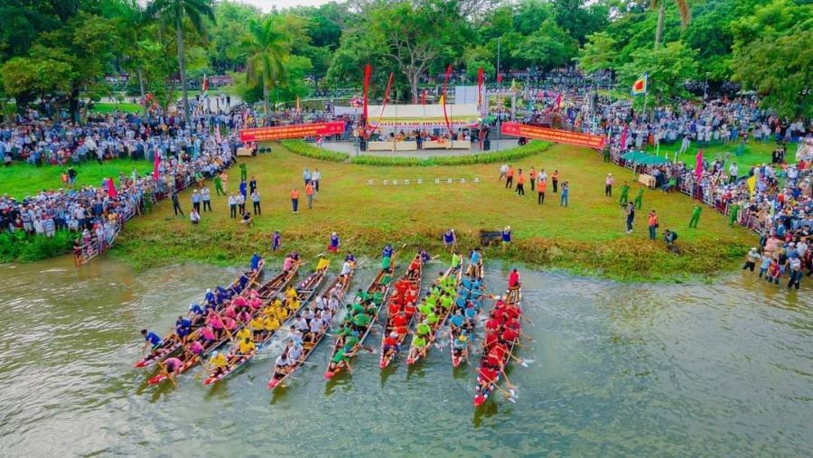 Rất đông người dân, du khách theo dõi các đội đua ghe tranh tài.