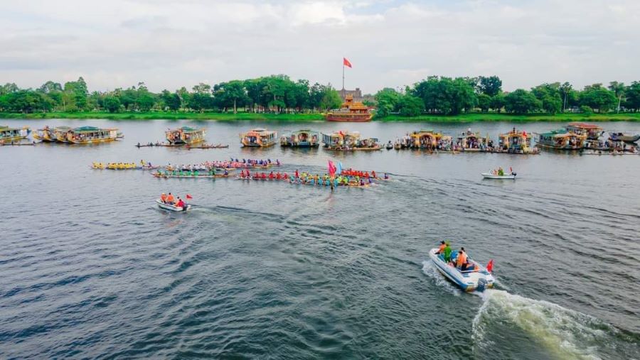 Giải đua ghe truyền thống năm nay trên sông Hương đã diễn ra sôi nổi, hấp dẫn và an toàn.