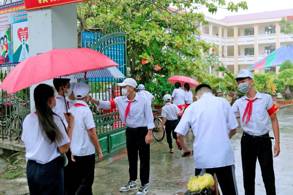 Học sinh đến trường được kiểm tra thân nhiệt, đeo khẩu trang, đảm bảo phòng tránh dịch Covid-19.