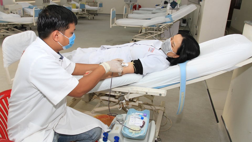 Hàng trăm cán bộ nhân viên Bệnh viện Trung ương Huế tham gia hiến máu nhân đạo.