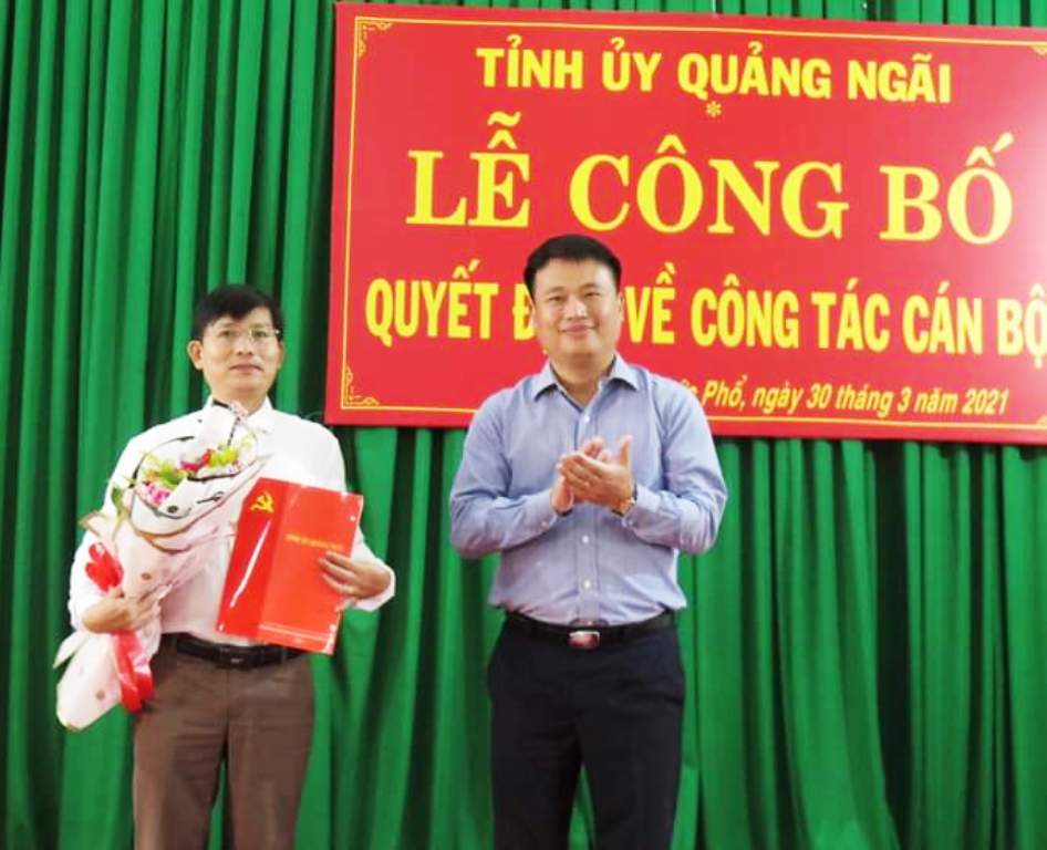 Phó Bí thư Thường trực Tỉnh ủy Đặng Ngọc Huy trao Quyết định và chúc mừng ông Bùi Văn Lý được phân công đảm nhiệm công việc mới. 