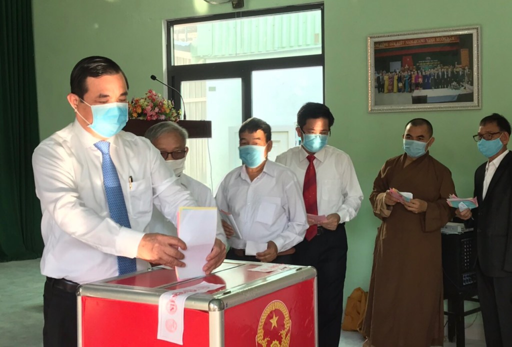Bí thư Tỉnh ủy Quảng Nam Phan Việt Cường cùng các cử tri tham gia bỏ phiếu bầu cử tại khu vực bỏ phiếu số 6 (khối phố Hòa Nam, phường Tân Thạnh, TP.Tam Kỳ).