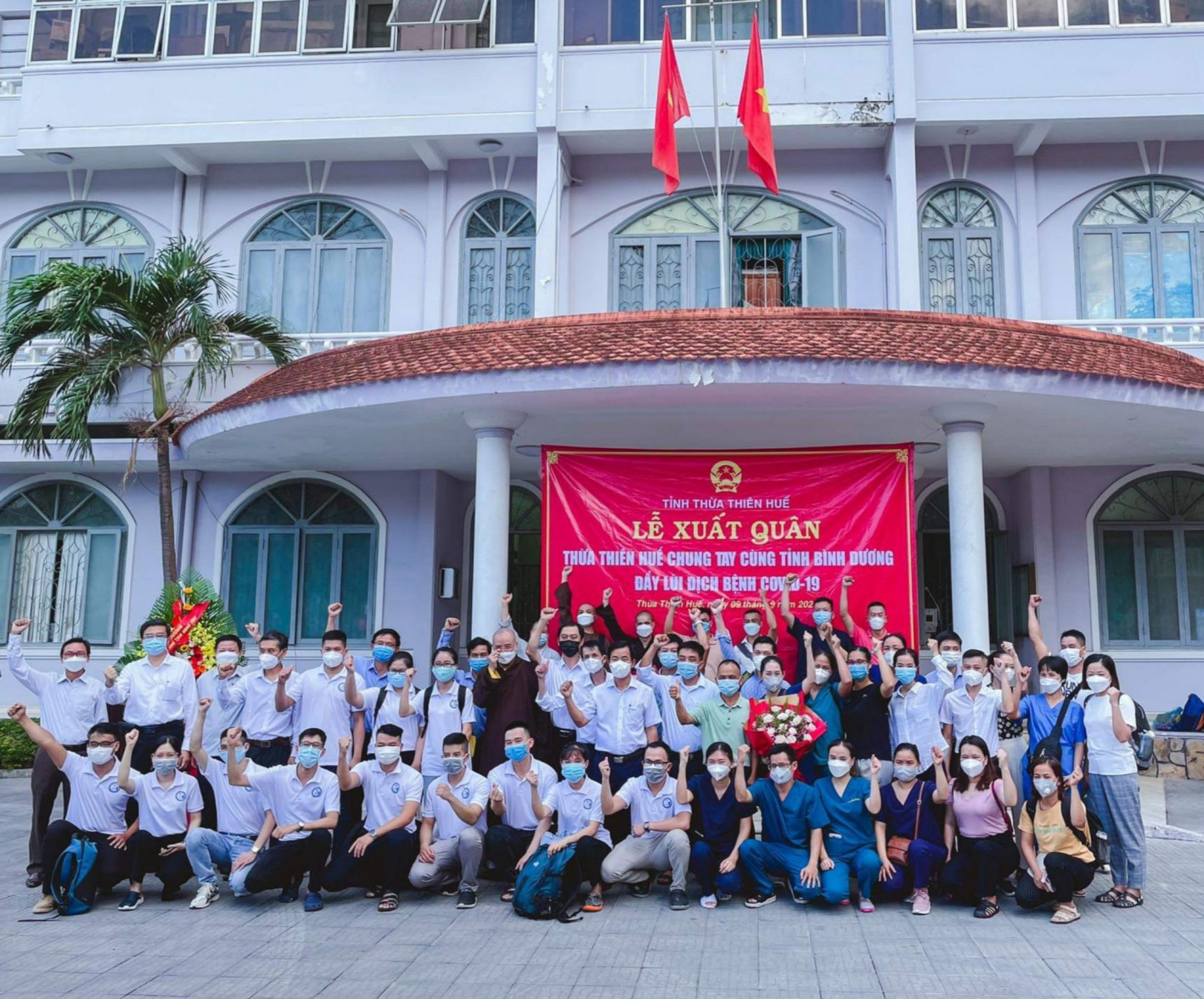 Sở Y tế tỉnh Thừa Thiên - Huế tiếp tục điều động 41 cán bộ, bác sĩ, điều dưỡng lên đường tham gia phòng chống dịch COVID-19 tại tỉnh Bình Dương.