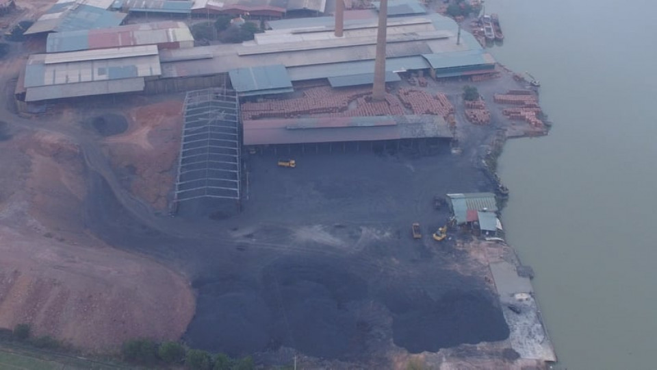 Toàn cảnh bến, bãi tập kết than xít của nhà máy gạch Thắng Lợi.