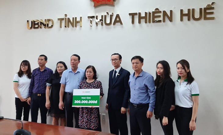 Quang cảnh buổi trao tặng số tiền 300 triệu đồng cho gia đình liệt sĩ Phạm Văn Hướng.
