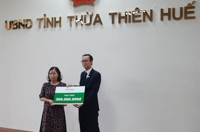 Bà Nguyễn Thị Thanh Hương đại diện gia đình nhận vì người thân của liệt sĩ Phạm Văn Hướng đang phải tiến hành tang lễ cho anh ở tỉnh Thái Bình.