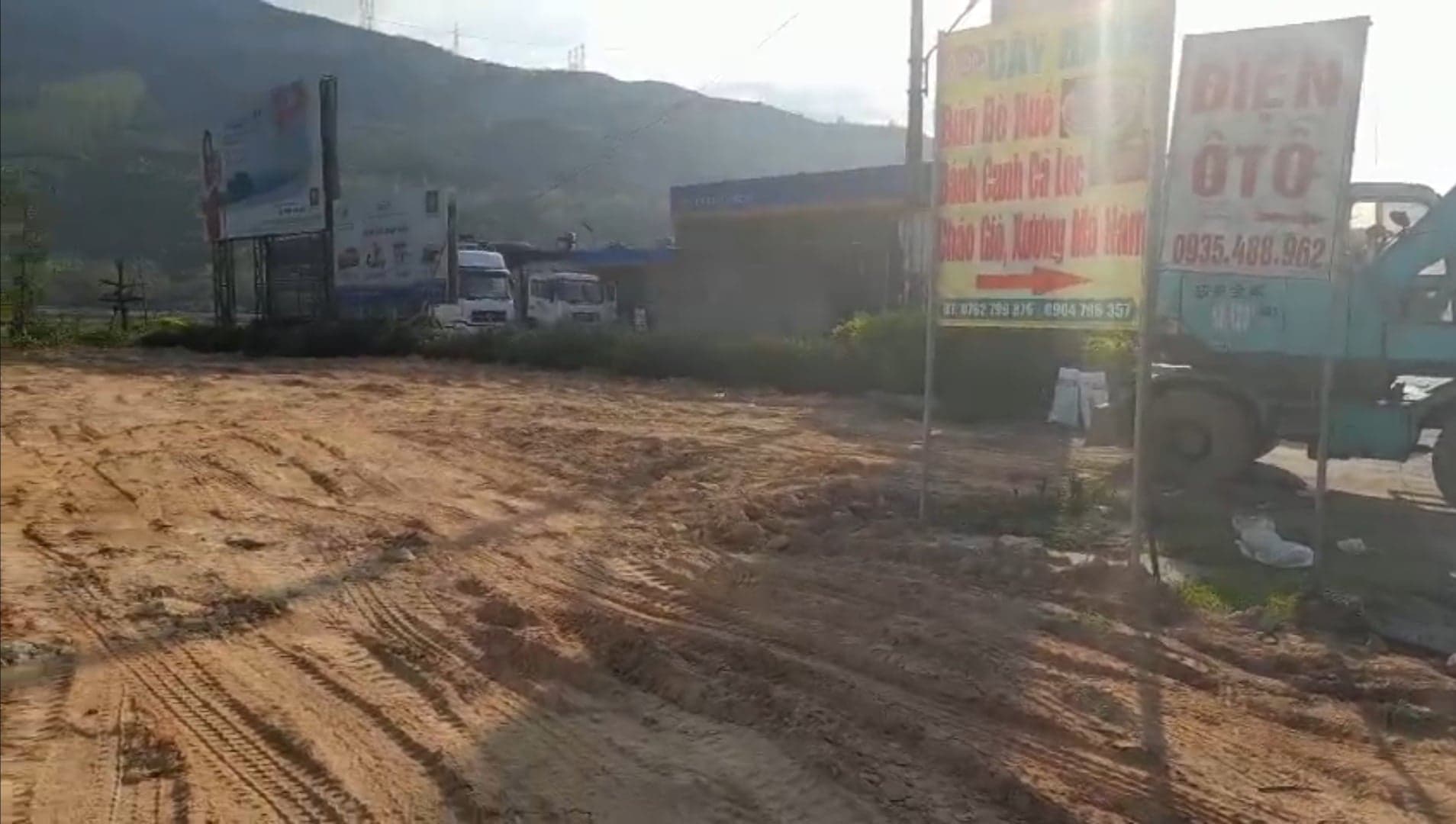 Khu đất trong hành lang an toàn giao thông đường bộ (đất do UBND xã Lộc Tiến quản lý) bị ông Nguyễn Xuân Hải tự ý san lấp bằng đất đá - ảnh: Người dân cung cấp.