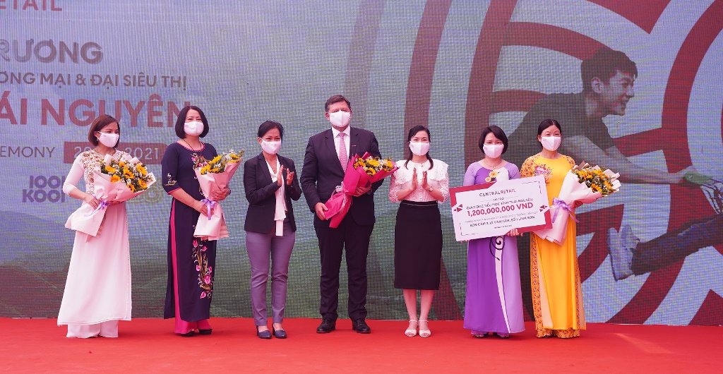 Tập đoàn Central Retail trao tặng Bảng Tài trợ giáo dục tiểu học tỉnh Thái Nguyên, trang bị máy tính phòng tin học cho 3 trường tiểu học trên địa bàn TP Thái Nguyên