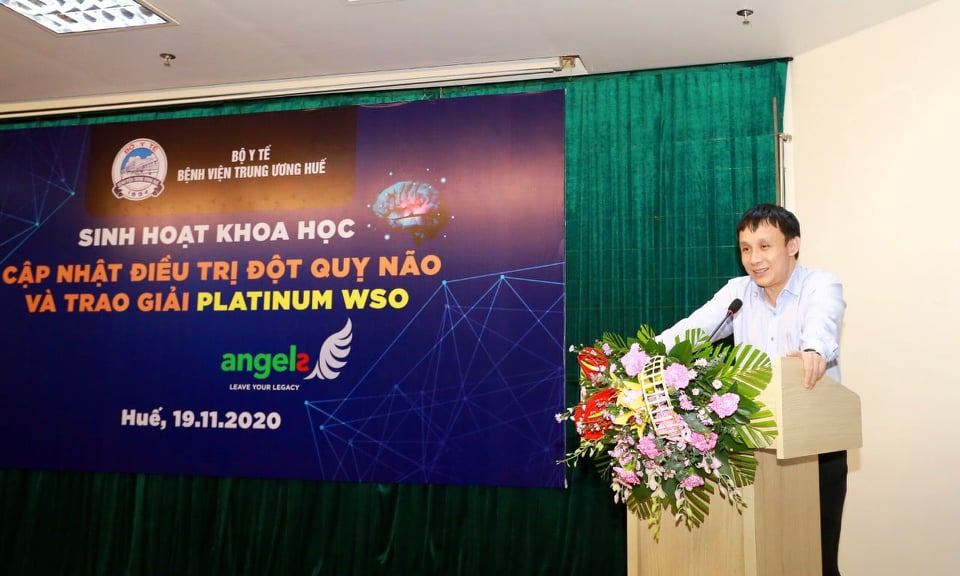 Giáo sư Phạm Như Hiệp, Giám đốc Bệnh viện Trung ương Huế phát biểu trong buổi sinh hoạt khoa học cập nhật điều trị đột quỵ não và trao giải Platinum.