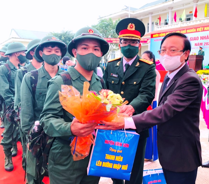 Lãnh đạo huyện Bình Sơn (Quảng Ngãi)  tặng hoa cho các tân binh 