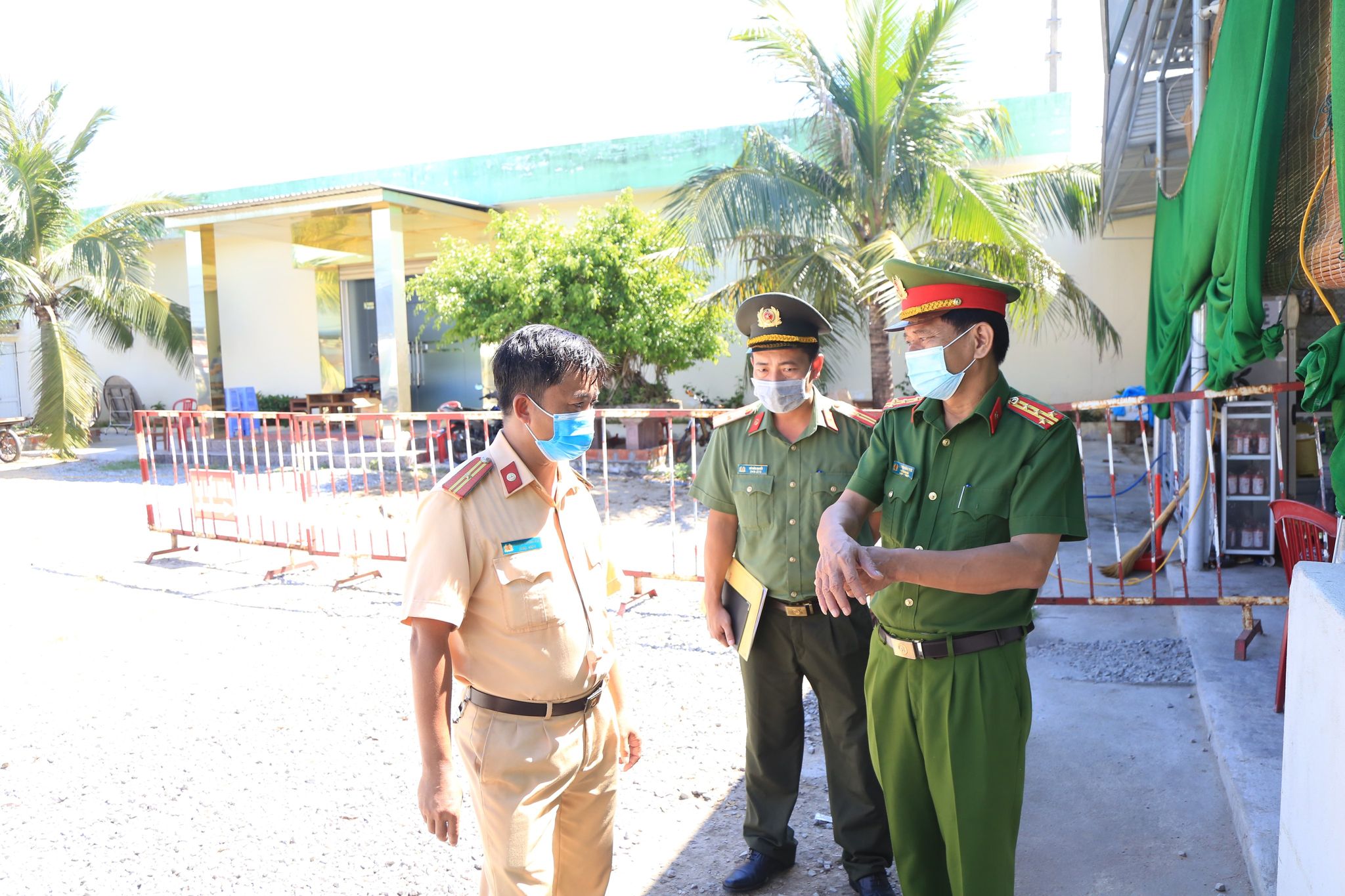 Đại tá Nguyễn Đình Thừa, Phó Giám đốc Công an tỉnh Thừa Thiên - Huế kiểm tra các chốt kiểm dịch tại cửa ngõ phía nam của địa phương.