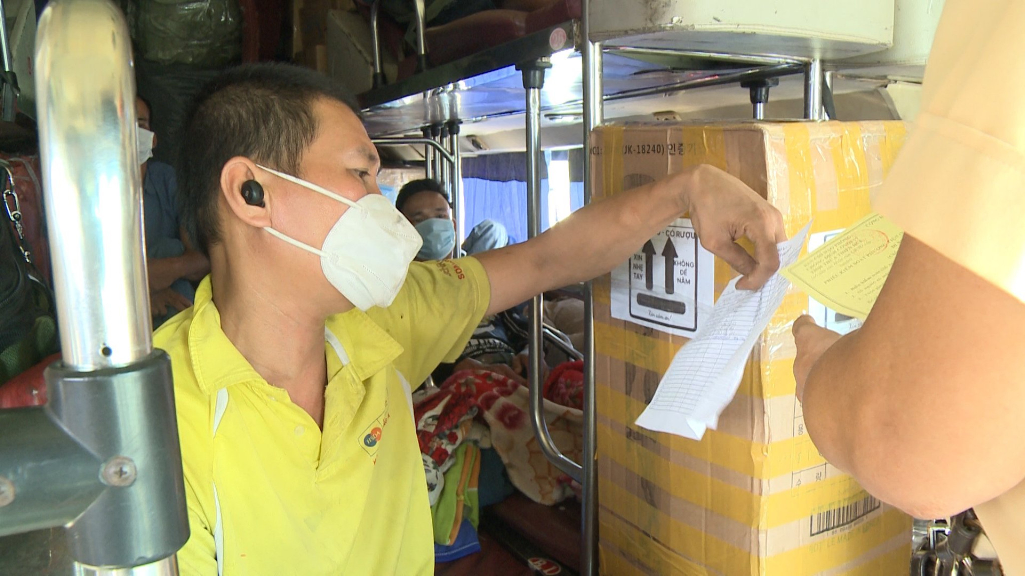 Xe khách đường dài đi qua địa bàn Thừa Thiên - Huế phải được kiểm tra, phát phiếu và thu phiếu, kiểm tra thực tế khách trên xe.