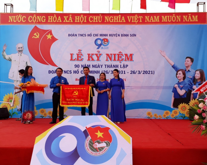 Thường trực Huyện ủy Bình Sơn tặng bức trướng nhân kỷ niệm 90 năm Ngày thành lập Đoàn TNCS Hồ Chí Minh (26/3/1931 – 26/3/2021).