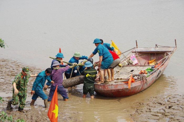 Lực lượng chức năng tỉnh Quảng Ninh di dời quả bom đến nơi xử lý theo quy định. (Ảnh: Bộ CHQS tỉnh Quảng Ninh).