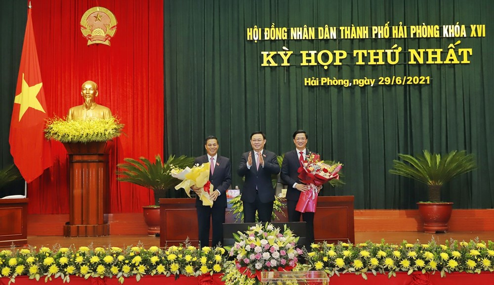 Chủ tịch Quốc hội Vương Đình Huệ tặng hoa chúc mừng tân Chủ tịch HĐND TP. Hải Phòng và Chủ tịch UBND TP. Hải Phòng Nguyễn Văn Tùng