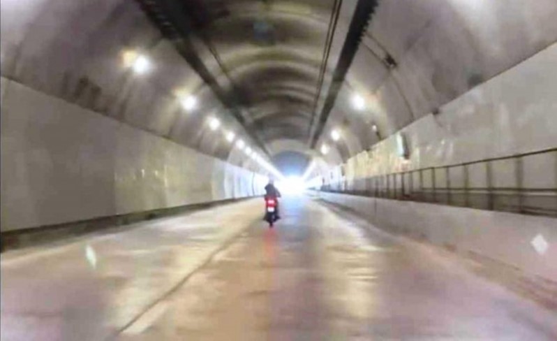 Phan Hữu Cát Sự điều khiển xe máy chạy vào hầm Hải Vân.
