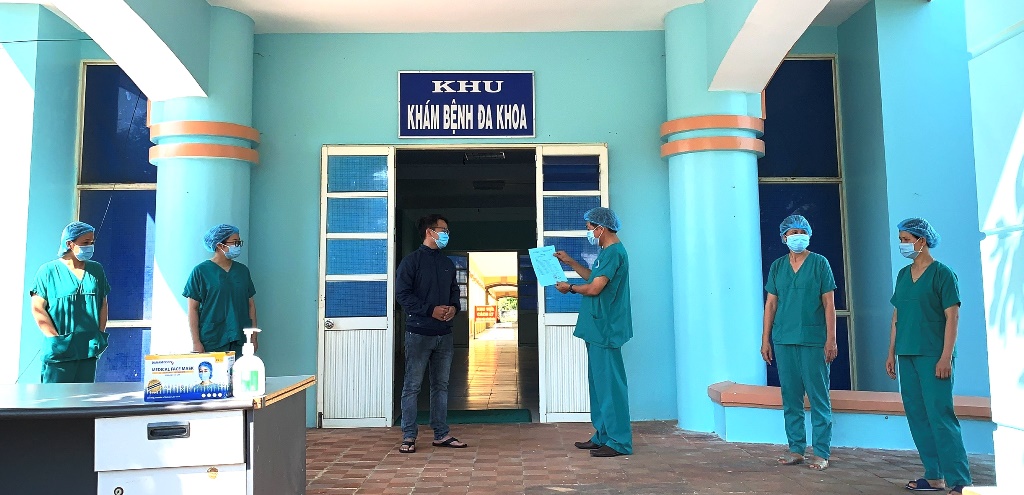 Sau khi điều trị tại Cơ sở 2, Trung tâm Y tế huyện Bình Sơn, sáng nay (31/5) BN 3067 xuất viện, về nhà theo dõi theo quy định.