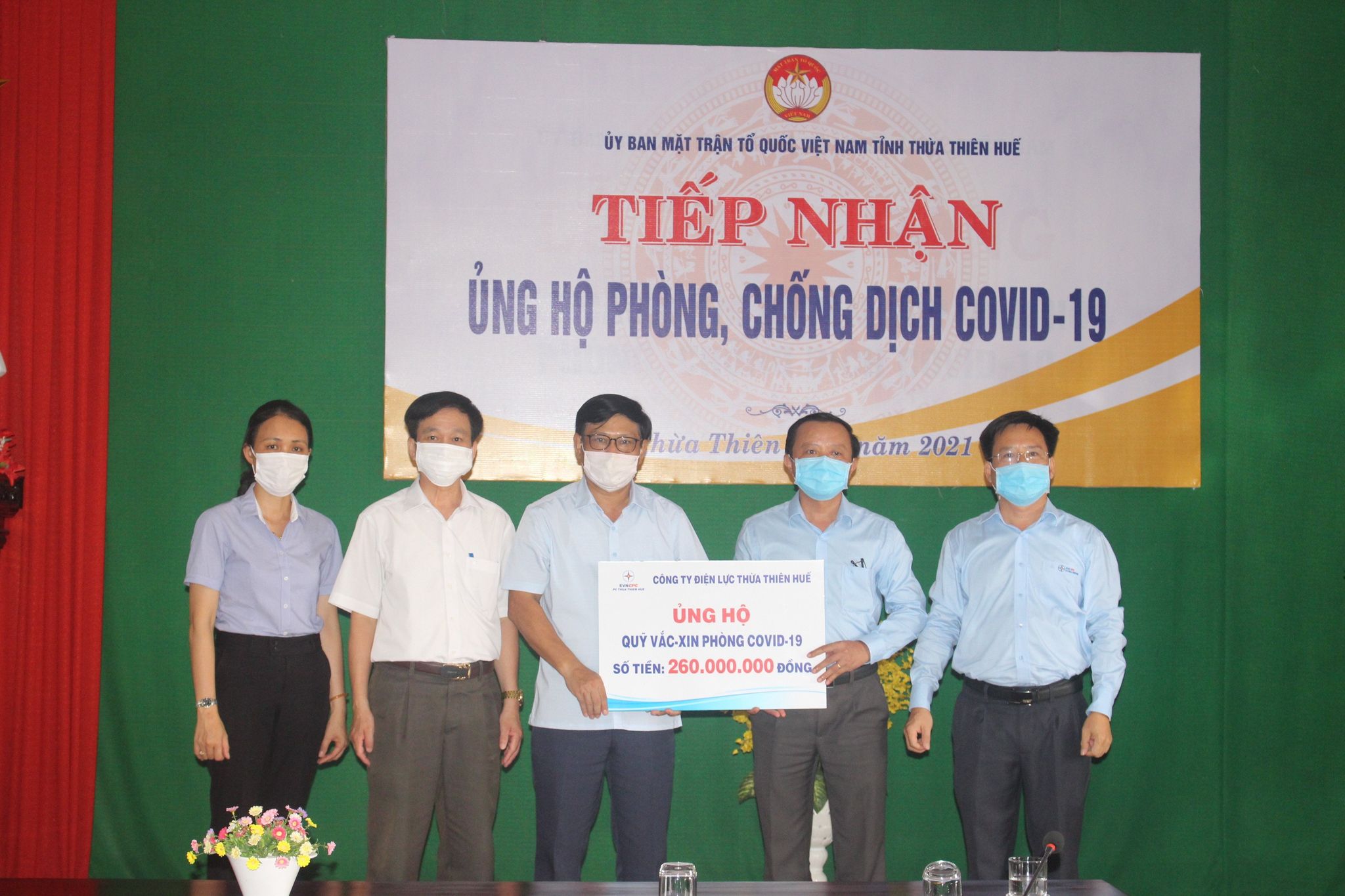 Buổi trao tiền ủng hộ Quỹ vắc-xin phòng, chống dịch COVID-19 Việt Nam.
