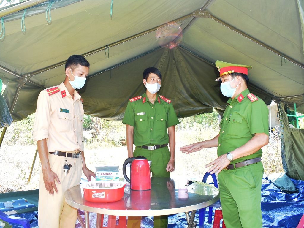 Đại tá Đào Quang Minh, Trưởng CA thị xã Đức Phổ kiểm tra công tác bảo đảm ANTT khu cách ly y tế trên địa bàn