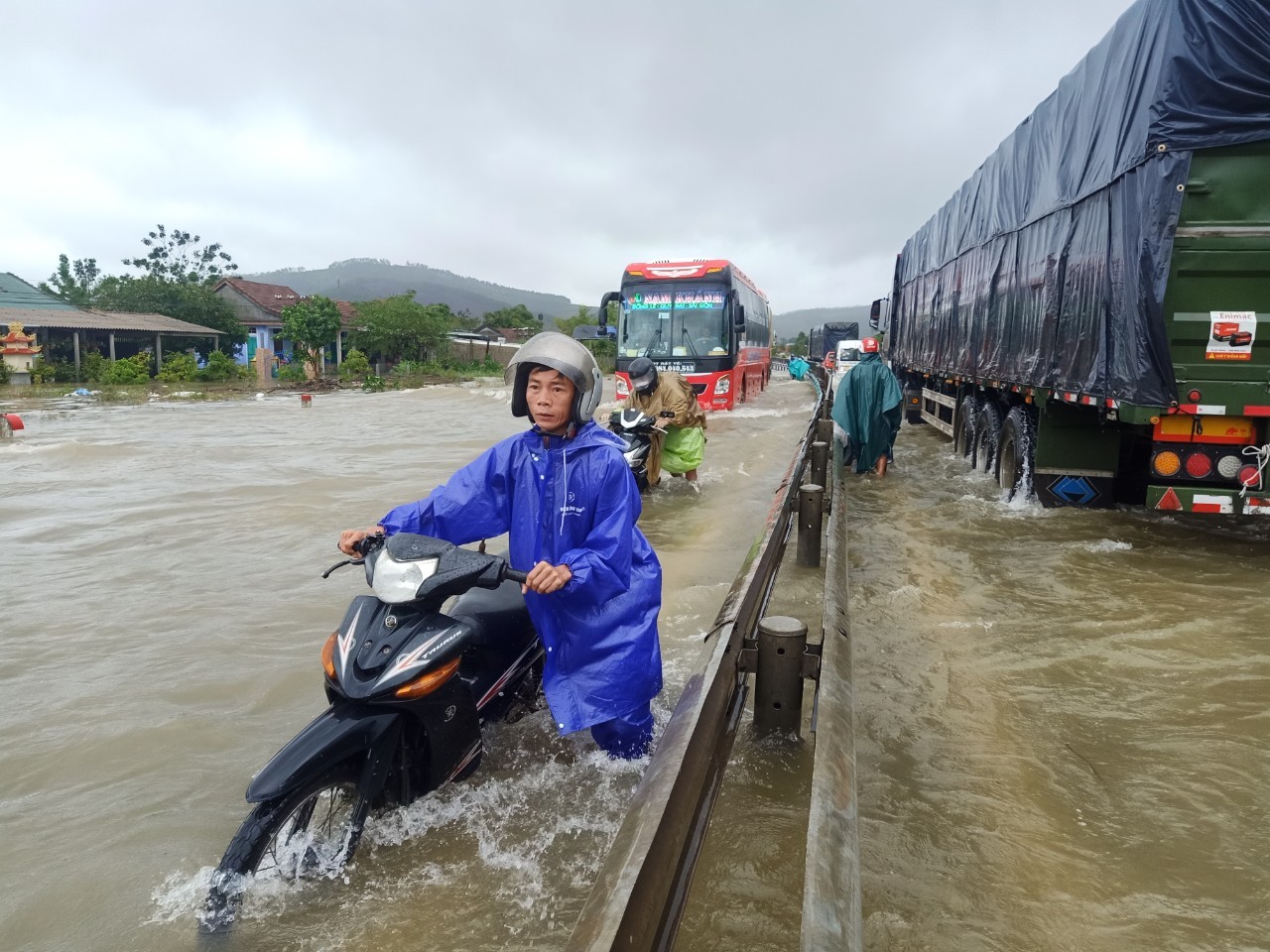 Mưa lớn khiến nhiều tuyến đường tại tỉnh Thừa Thiên - Huế bị ngập úng.