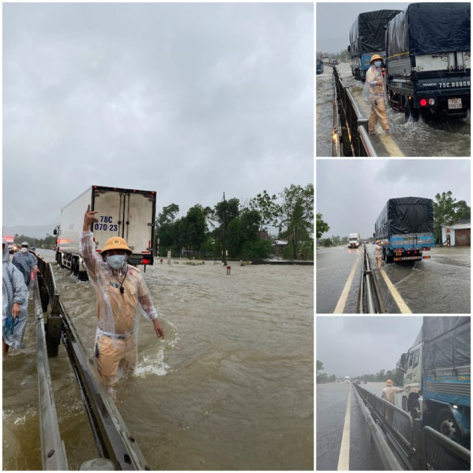 Lực lượng CSGT điều tiết giao thông tại các điểm bị ngập úng.