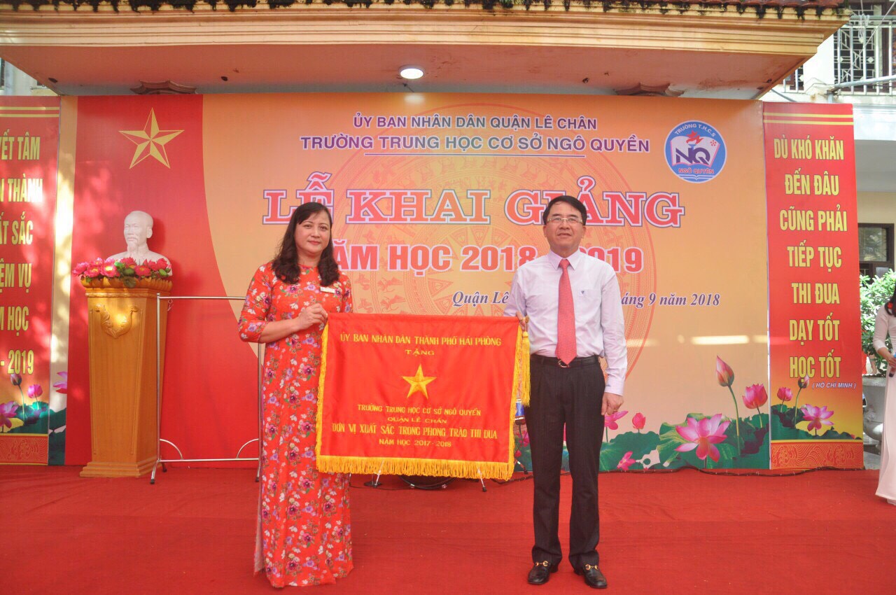 Phó chủ tịch UBND TP. Hải Phòng tặng cờ thi đua cho Trường THCS Ngô Quyền đơn vị xuất sắc trong phong trào thi đua năm học 2017 – 2018.