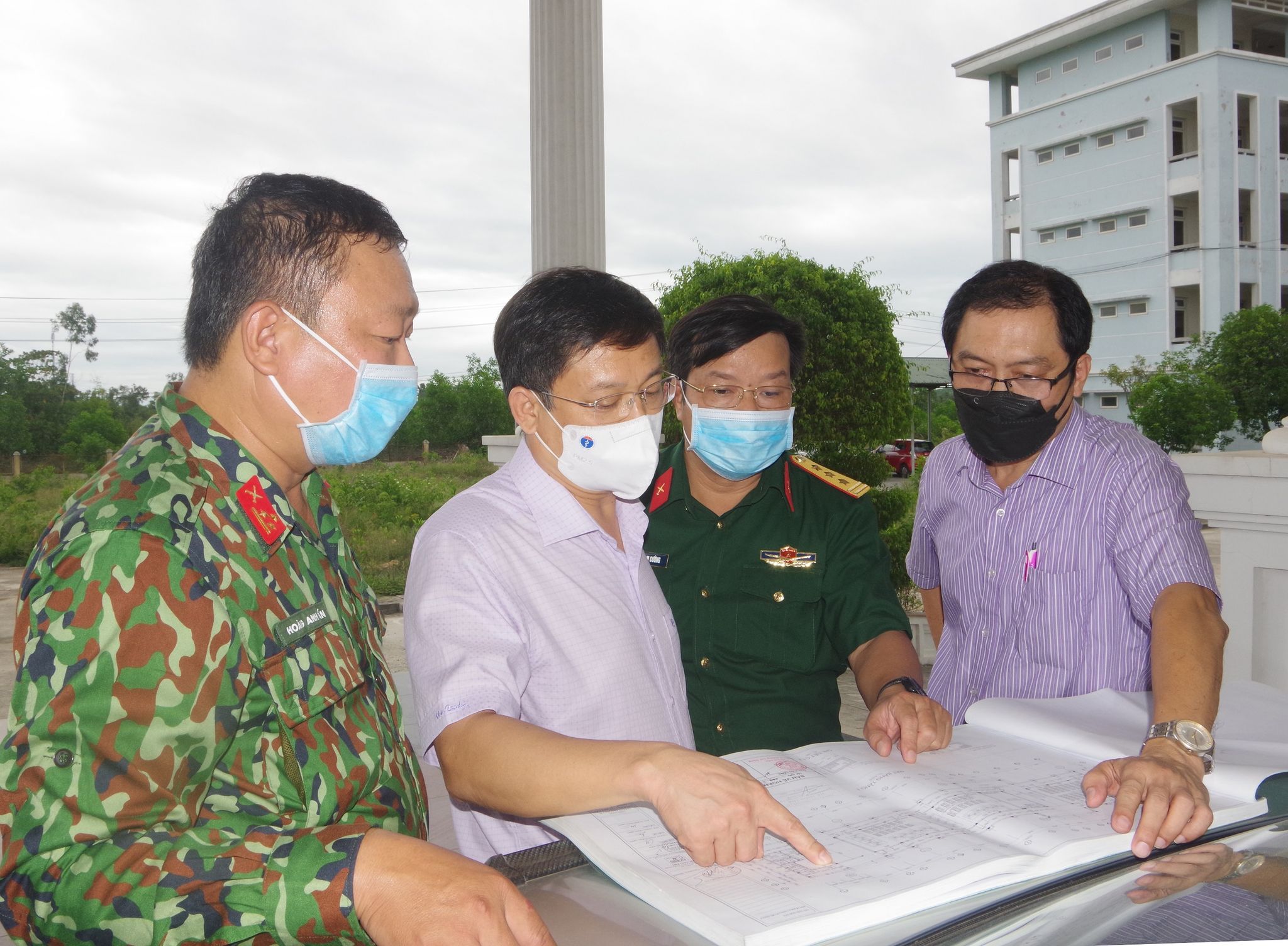 Ông Nguyễn Thanh Bình, Phó Chủ tịch UBND tỉnh Thừa Thiên - Huế và lãnh đạo Bộ CHQS tỉnh, Sở Y tế kiểm tra, khảo sát tại Trường Cao đẳng nghề số 23.