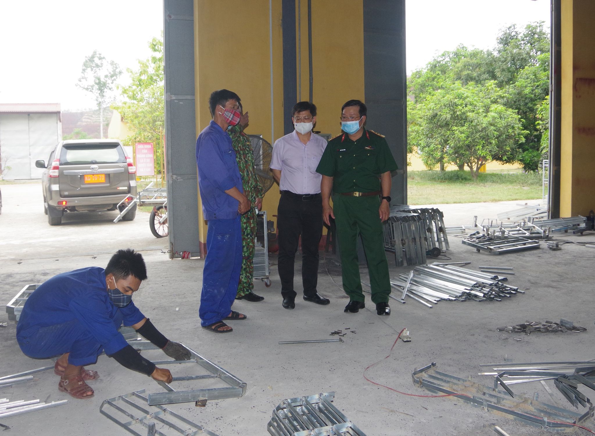 Ông Nguyễn Thanh Bình (áo trắng), Phó Chủ tịch UBND tỉnh Thừa Thiên - Huế và lãnh đạo Bộ CHQS tỉnh kiểm tra tại Trạm sửa chữa tổng hợp Bộ CHQS tỉnh.