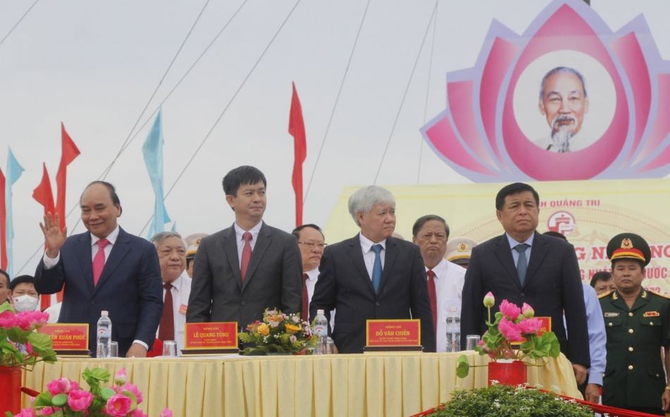 Chủ tịch nước Nguyễn Xuân Phúc cùng các đại biểu tại buổi lễ