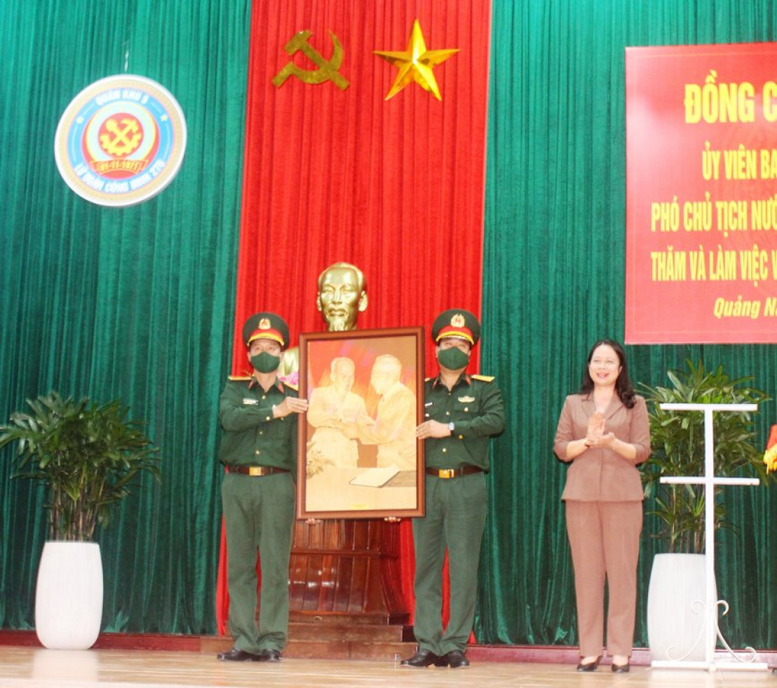 Phó Chủ tịch nước Võ Thị Ánh Xuân tặng quà lưu niệm cho Lữ đoàn 270.