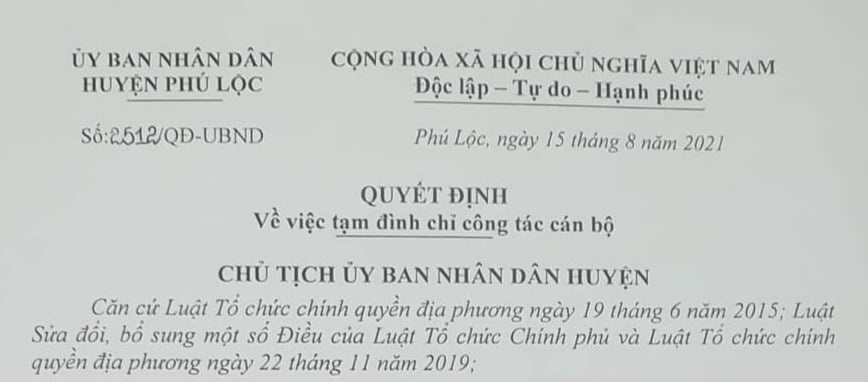 UBND huyện Phú Lộc ban hành Quyết định số 2512/QĐ-UBND về việc tạm đình chỉ công tác cán bộ do lơ là chống dịch.