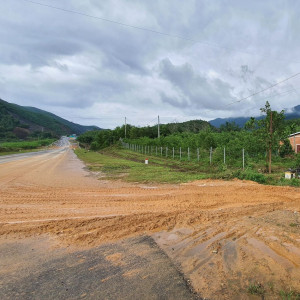 Người dân tự mở lối đi vào đường cao tốc La Sơn - Túy Loan