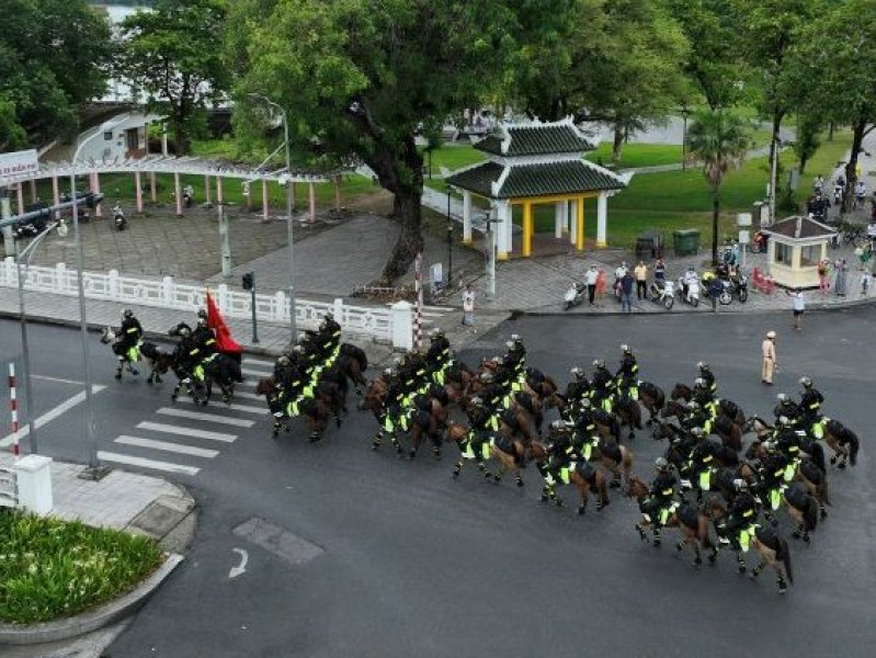 Kỵ binh Cảnh sát Cơ động diễu hành trên đường phố Huế