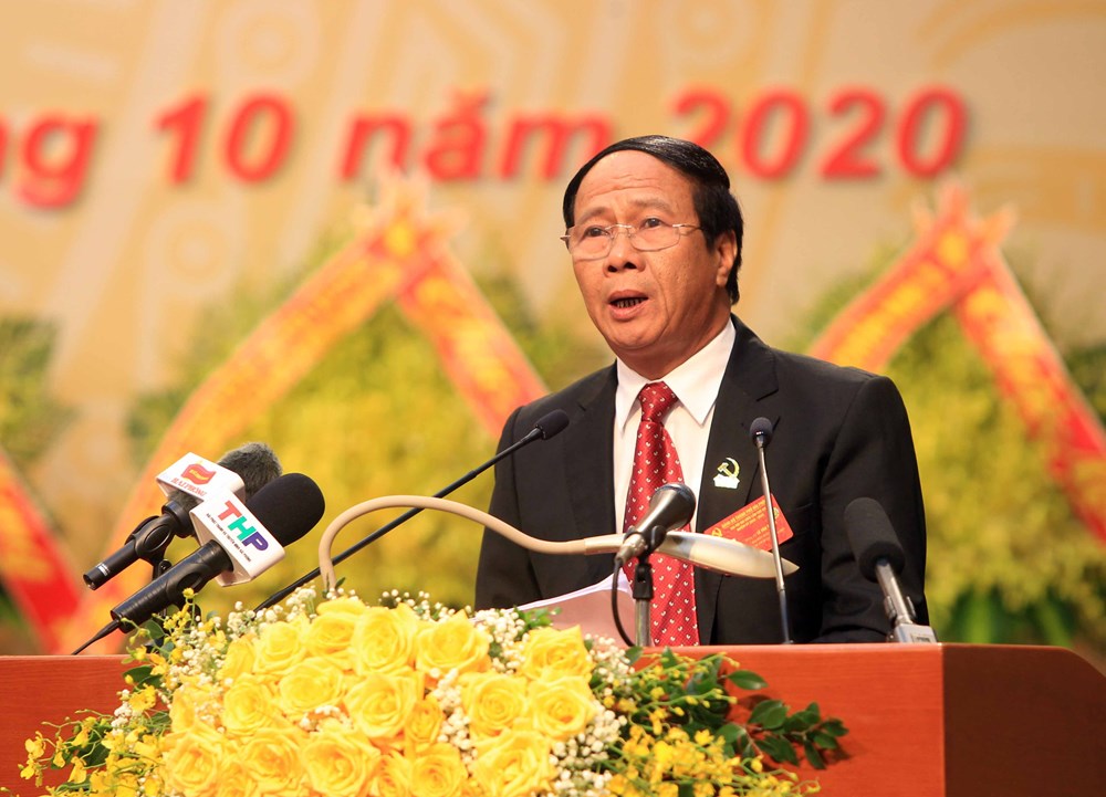 Ông Lê Văn Thành, Ủy viên Trung ương Đảng, Bí thư Thành ủy, Chủ tịch HĐND thành phố trình bày Báo cáo Chính trị.