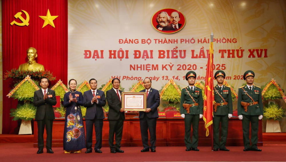Thủ tướng Chính phủ Nguyễn Xuân Phúc trao Huân chương Hồ Chí Minh cho Đảng bộ, chính quyền, quân và dân thành phố Hải Phòng.