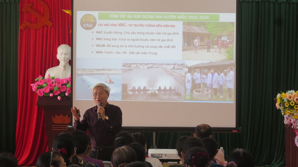 iến sĩ Đoàn Hữu Thanh, Phó Chủ tịch Hội Làm vườn TP. Hải Phòng truyền đạt tại lớp tập huấn.
