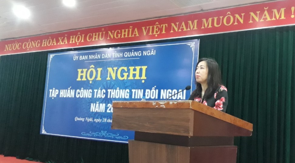 Bà Lê Thị Thu Hằng giới thiệu về tình hình thế giới và khu vực