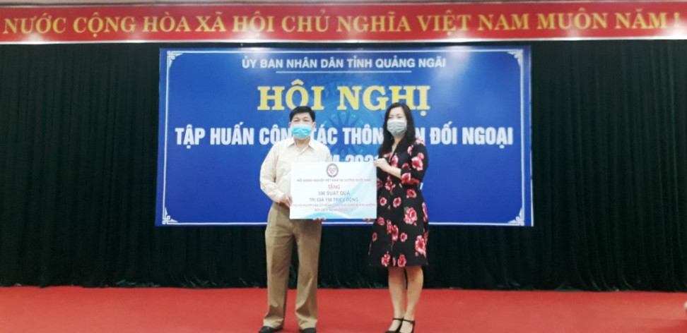 Bà Lê Thị Thu Hằng trao bảng tượng trưng tặng 300 suất quà của Hội Doanh nghiệp Việt Nam tại Vương quốc Anh cho Sở LĐ, TB&XH Quảng Ngãi