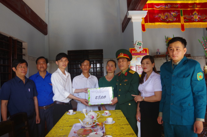 Đại diện Ban CHQS huyện Phú Lộc và các đoàn thể địa phương tặng quà cho thanh niên Nguyễn Văn Hưng.