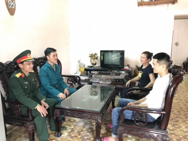 Đại diện Ban CHQS huyện Phong Điền và đoàn thể địa phương đến thăm, động viên thanh niên Huỳnh Minh Nghĩa.