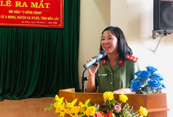 Đồng chí Đại uý Lê Thị Phương Thảo - Chủ tịch Hội phụ nữ Công an huyện thông qua Quy chế thực hiện mô hình