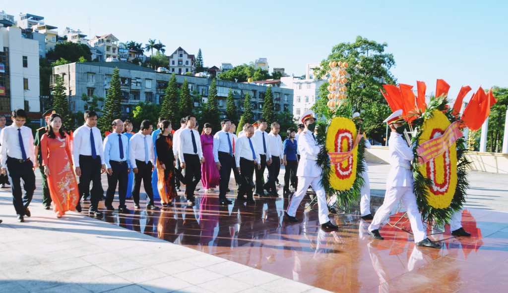 Đoàn đại biểu dâng vòng hoa tại Đài tưởng niệm các Anh hùng liệt sĩ TP Hạ Long.