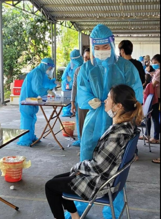 Lực lượng y tế lấy mẫu xét nghiệm Covdi-19 cho công nhân tại Khu công nghiệp Tân Liên, Vĩnh Bảo.