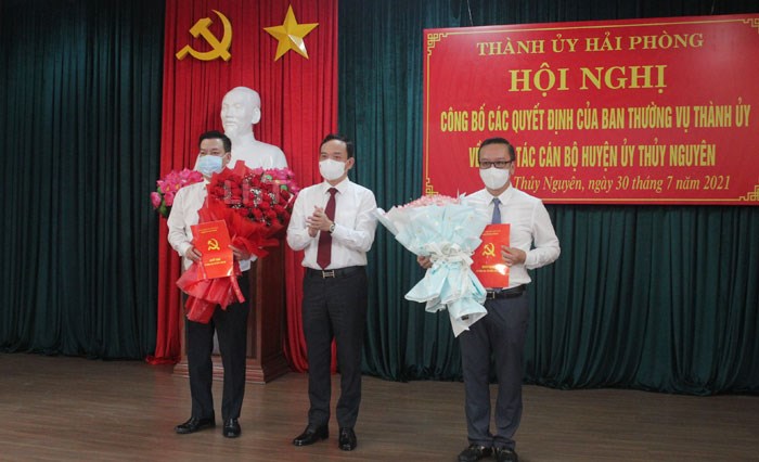 Ông Trần Lưu Quang, Bí thư Thành ủy Hải Phòng trao Quyết định và tặng hoa cho ông Phạm Văn Thép và ông Uông Minh Long