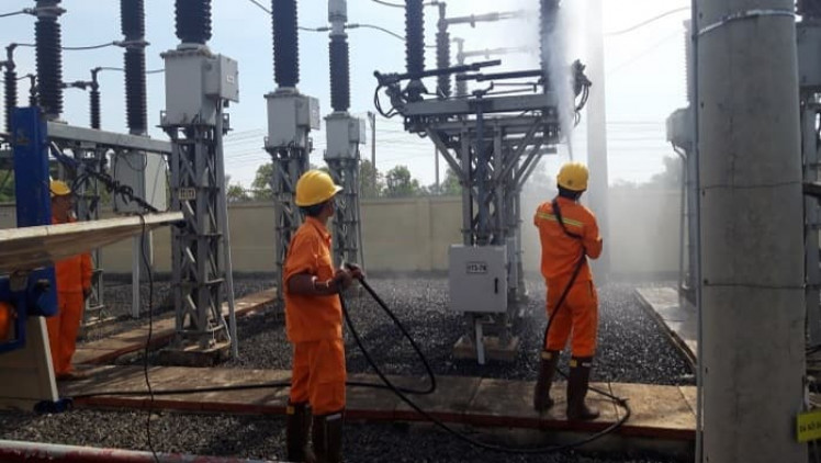 Công nhân Công ty Điện lực Đắk Nông thường xuyên vệ sinh đường dây nhằm đảm bảo cung cấp điện ổn định.