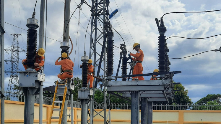 Công nhân Công ty Điện lực Đắk Nông kiểm tra, bảo dưỡng hệ thống đường dây.