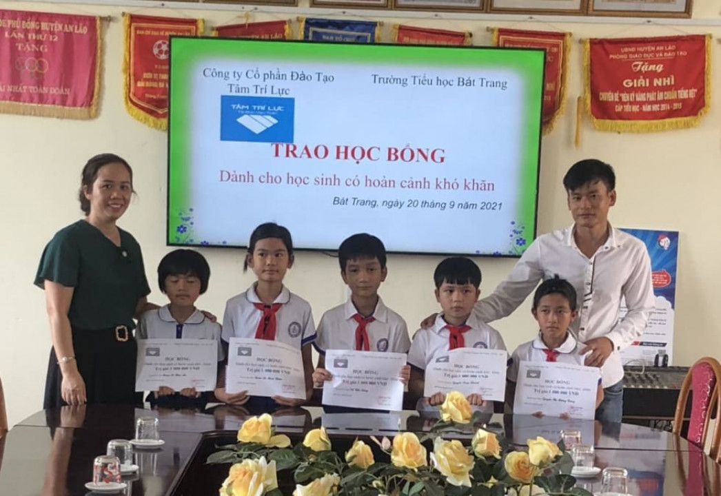 trường Tiểu Học Bát Trang, huyện An Lão trao 5 suất quà cho học sinh nghèo vượt khó do Công ty Cổ phần Đào tạo Tâm Trí Lực tài trợ.