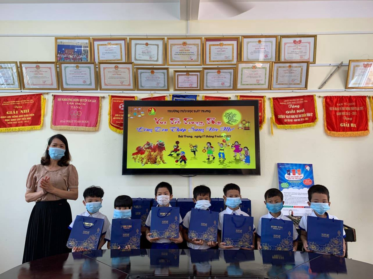 20 suất quà của trường Tiểu học Bát Trang trao cho các em học sinh có hoàn cảnh khó khăn.
